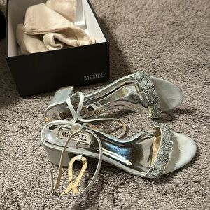 Badgley Mischka 3in white heels